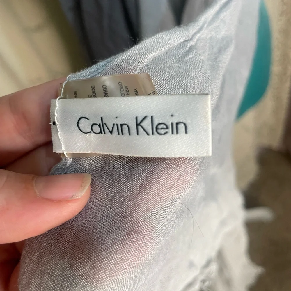 Calvin Klein: ombré scarf